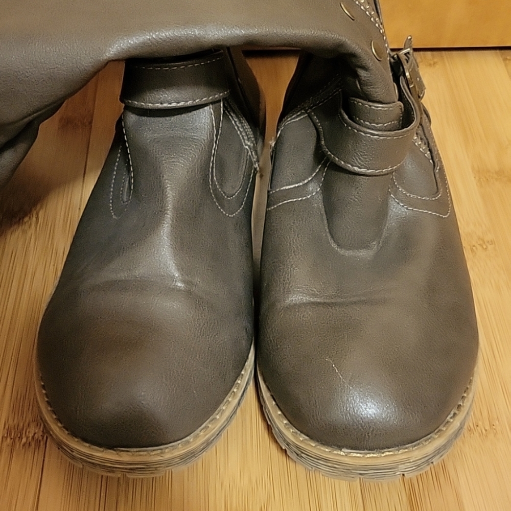 Boots - Picture 3 of 4